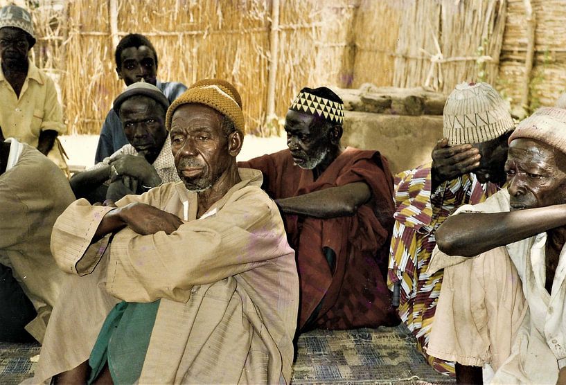 Portrait d'hommes lors d'une réunion de village en Gambie. par Ineke de Rijk