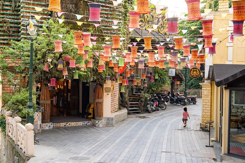 Alleine zwischen den Laternen in Sa Pa von Ron Poot