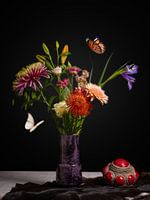 Nature morte de fleurs avec papillons et bourgeon de Zélande