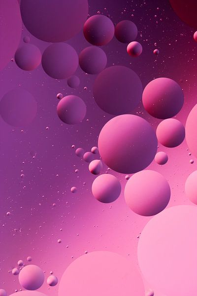 Oil in water, pink and purple by Eric van Duijn