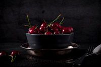 Kersen in zilveren schaal