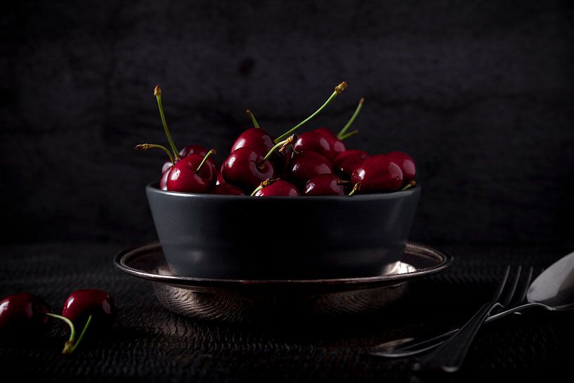 Kersen in zilveren schaal von Studio Windtkracht