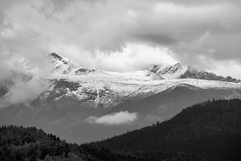 Berge in Schwarz und Weiß von Arjen Roos