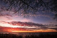 Untergehende Sonne über einem See