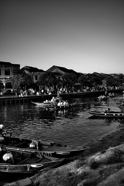 Hoi An by night in black and white by Frank Photos