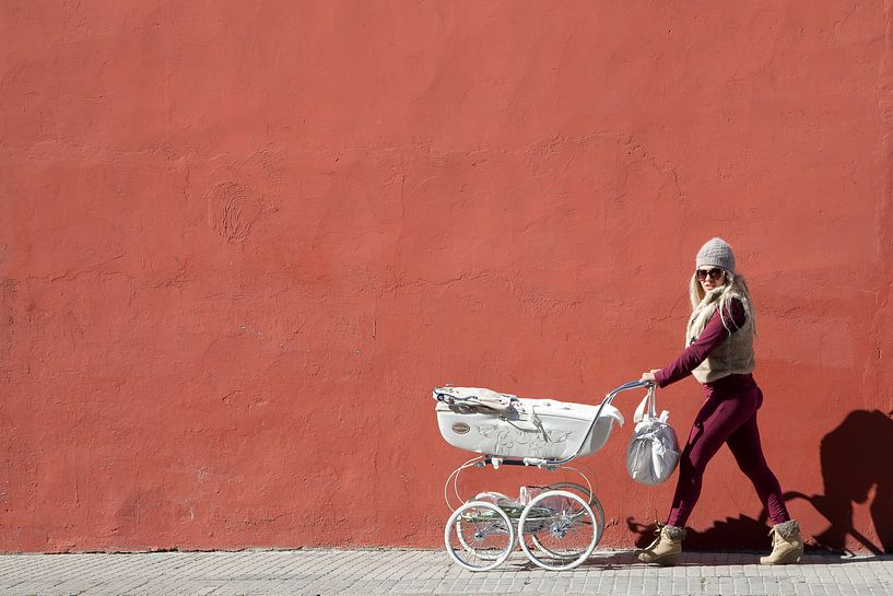 Moeder met kinderwagen van Cees van Valen