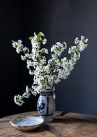 stilleven met kersenbloesem op hout