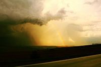 Donderwolken en regenboog