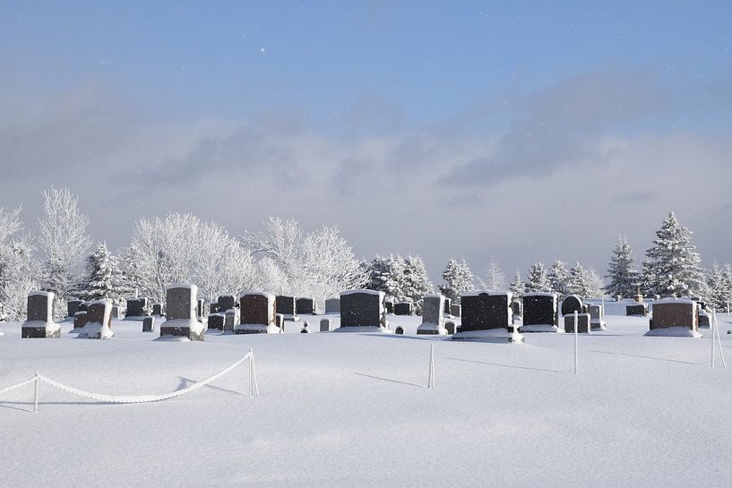 Le cimetière du village en hiver par Claude Laprise