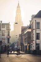 Die Brugstraat und die Aa-kerk im goldenen Morgennebel (A Kerk in der Stadt Groningen Aakerk).