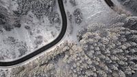 Drohnenbild einer verschneiten Waldlandschaft