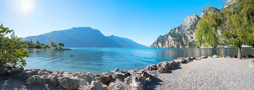 Spiaggia Riva del Garda bathing beach, lake Garda, mountain v by SusaZoom