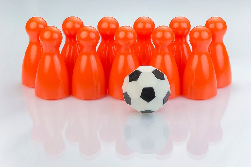 Conceptuele oranje speelpionnen als voetbalelftal von Tonko Oosterink