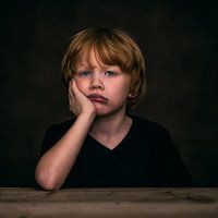 Petit garçon, qui s'ennuie