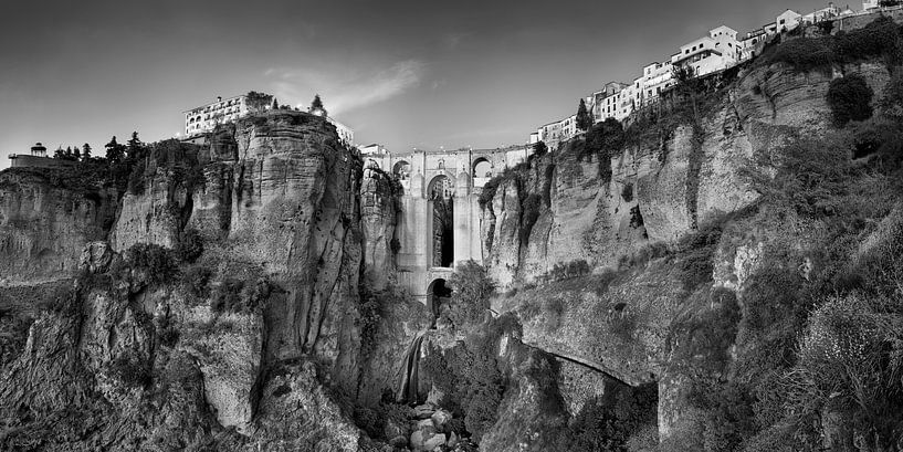 Panorama des gorges de Ronda en Espagne en Andalousie en noir et blanc par Manfred Voss, Photographie Noir et Blanc