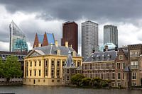 Skyline von Den Haag vor einem stürmischen Himmel