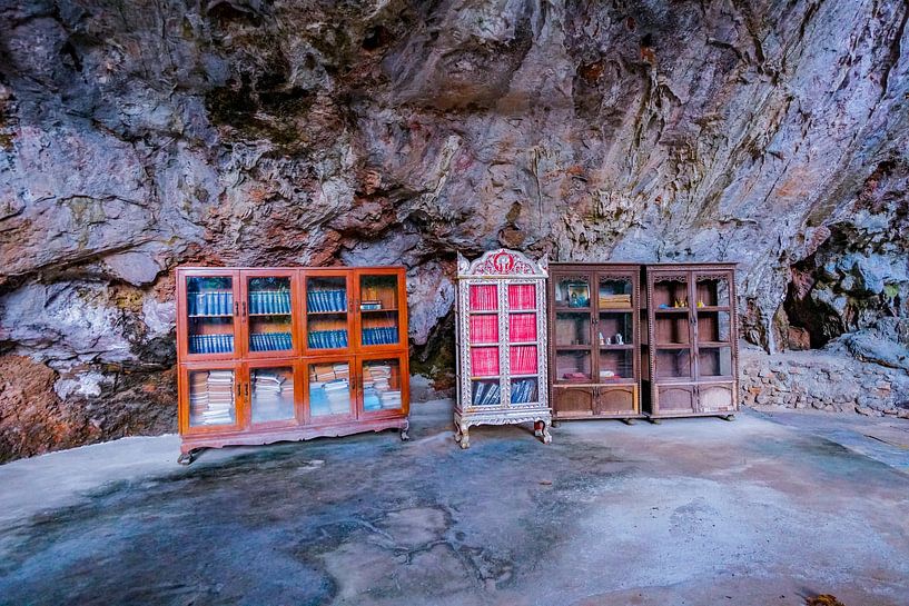 Des bibliothèques dans une grotte par Barbara Riedel