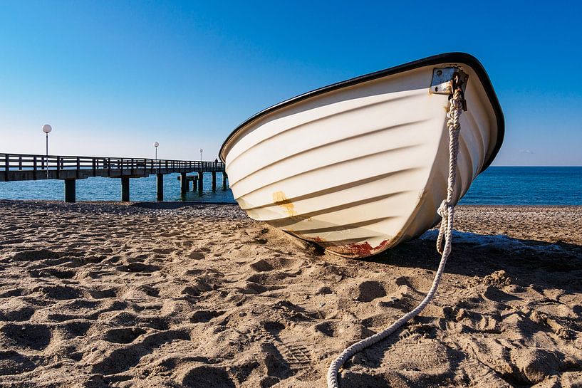 Ein Fischerboot am Strand der Ostsee van Rico Ködder