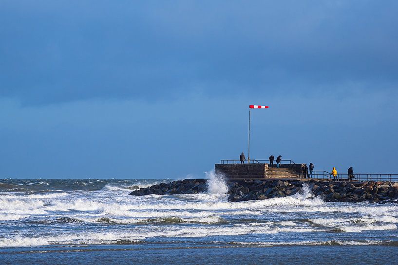 Pier aan de Oostzeekust in Warnemünde tijdens de storm Zey van Rico Ködder
