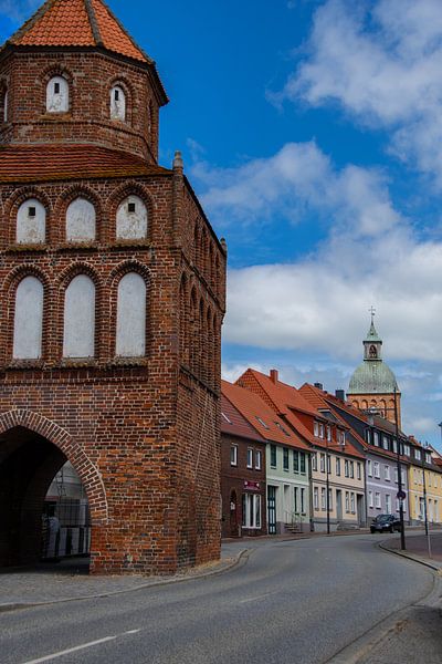 La porte de Rostock avec l'église Sainte-Marie à Ribnitz-Damgarten par David Esser