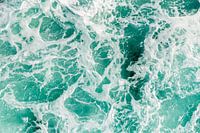 Vagues moussantes avec des calottes blanches en turquoise abstrait