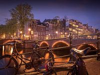 Fahrräder auf einer Gracht in Amsterdam