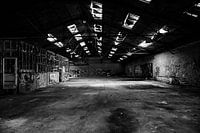 Leere Fabrikhalle mit zerbrochenen Fenstern