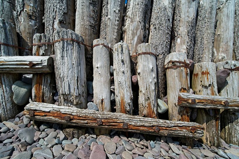 Ancien brise-lames sur une plage de galets par Theo Felten