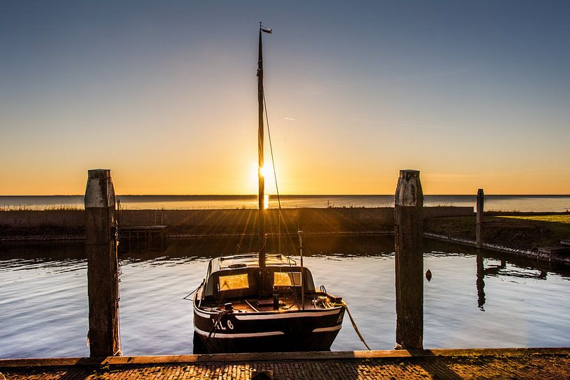 Zonsondergang in de haven van Laaxum, Friesland. von Harrie Muis