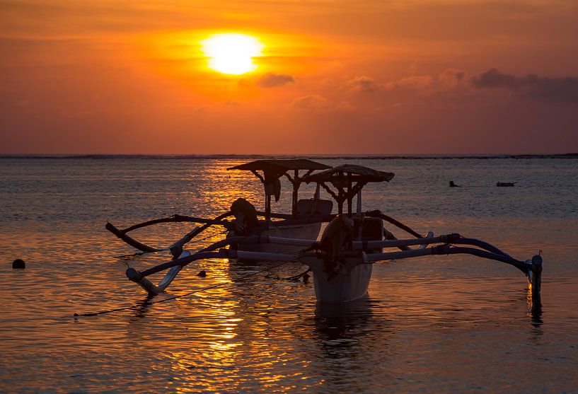 Bateaux traditionnels balinais (Jukung) au coucher du soleil à Bali, en Indonésie. par Willem Vernes