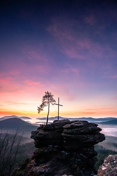Avant le lever du soleil sur un rocher avec croix et arbre par Fotos by Jan Wehnert