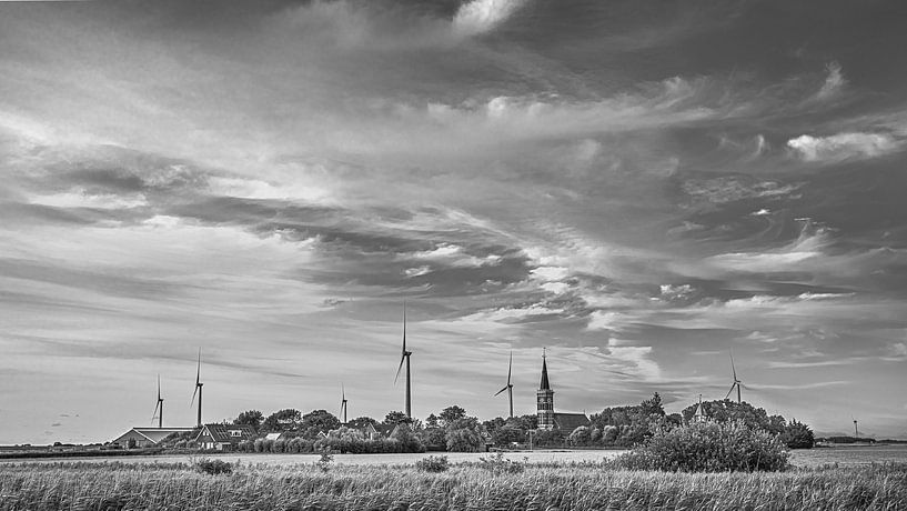 Zicht op het Friese IJsselmeer dorpje Cornwerd in zwart-wit van Harrie Muis