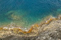 De uitnodigende azuurblauwe kleuren van de Italiaanse zee bij Cinque Terre