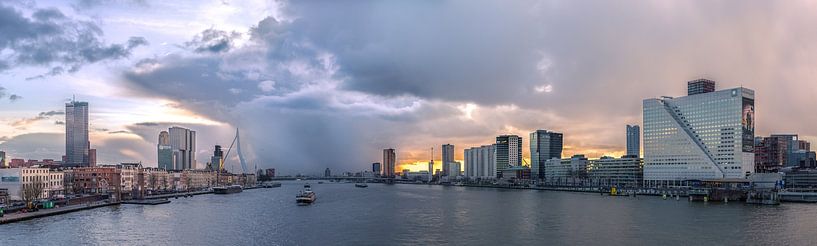 Schlechtes Wetter über der Erasmusbrücke von Prachtig Rotterdam