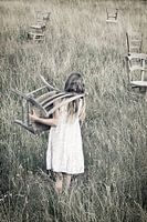 Meisje met de stoelen