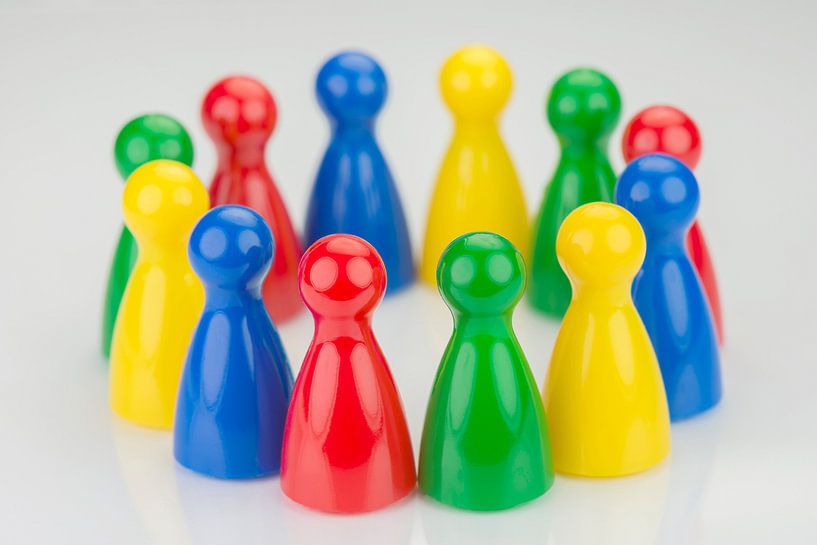 Conceptuele gekleurde speelpionnen in een rij by Tonko Oosterink