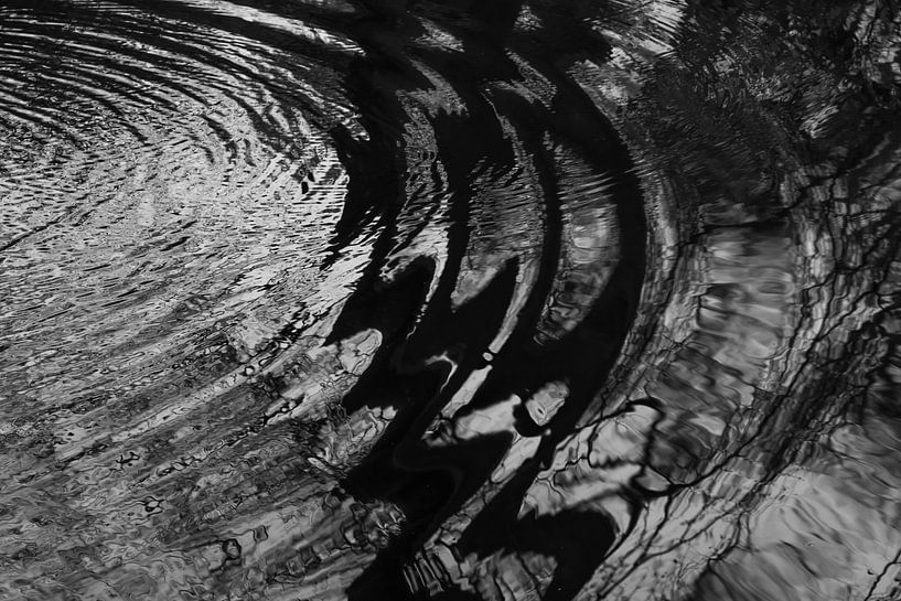 Kräuselungen im Wasser erzeugen schöne Kreisformen von Anne Ponsen