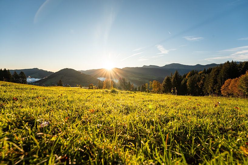 Ambiance matinale au lever du soleil avec vue sur le Hochgrat et les Alpes d'Allgäu par Leo Schindzielorz