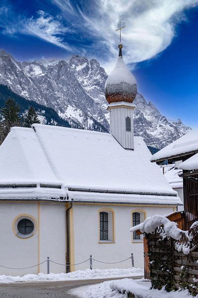 Église de village à Grainau sur la Zugspitze dans les Alpes allemandes en hiver avec de la neige et un ciel bleu vertical par Animaflora PicsStock