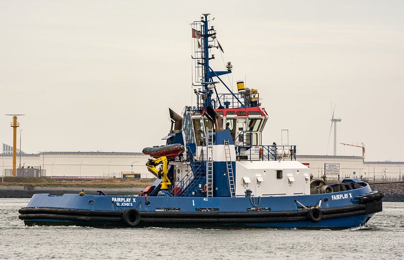 Der Schlepper Fairplay X ist nach einem Schleppvorgang auf der Maasvlakte unterwegs. von scheepskijkerhavenfotografie