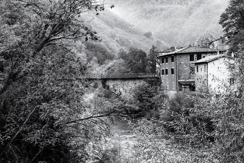 Haus an Steinbrücke in Bagni di Lucca Toskana von Frank Andree