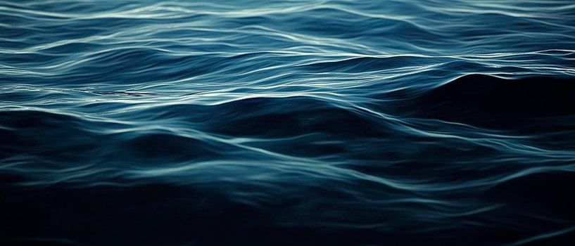 Des vagues sombres dans une eau calme par Poster Art Shop