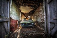 Voiture abandonnée dans une grange