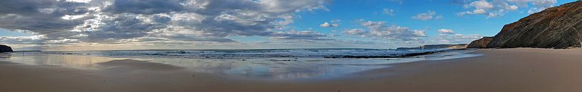 Panorama van een verlaten strand bij Vale Figueiras in Portugal par Eye on You
