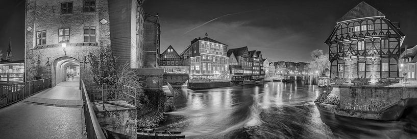 La vieille ville de Lüneburg le soir en noir et blanc. par Manfred Voss, Photographie Noir et Blanc