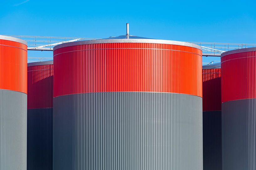 Industrielle Lagertanks in Grau und Rot aus der Nähe von Sjoerd van der Wal Fotografie
