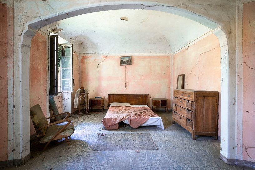 Chambre rose abandonnée. par Roman Robroek - Photos de bâtiments abandonnés