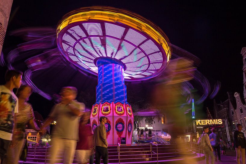 Zweefmolen op de kermis in de nacht von Chris Snoek