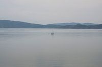 Ein einsames Boot, das über ein verlassenes Loch in den schottischen Highlands fährt