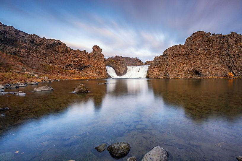 Der Wasserfall Hjalparfoss, bekannt aus Game of Thrones von Paul Weekers Fotografie